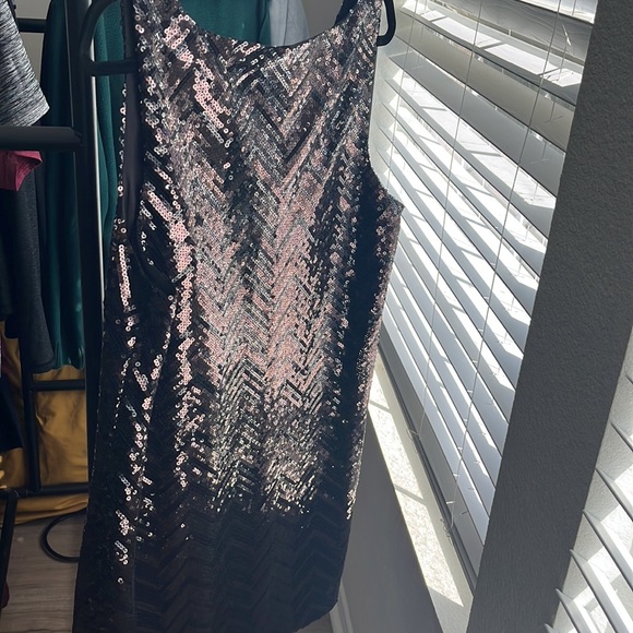 Black V neck, Sleeveless, Metallic sequins in chevron pattern, Shift silhouette - Picture 4 of 5